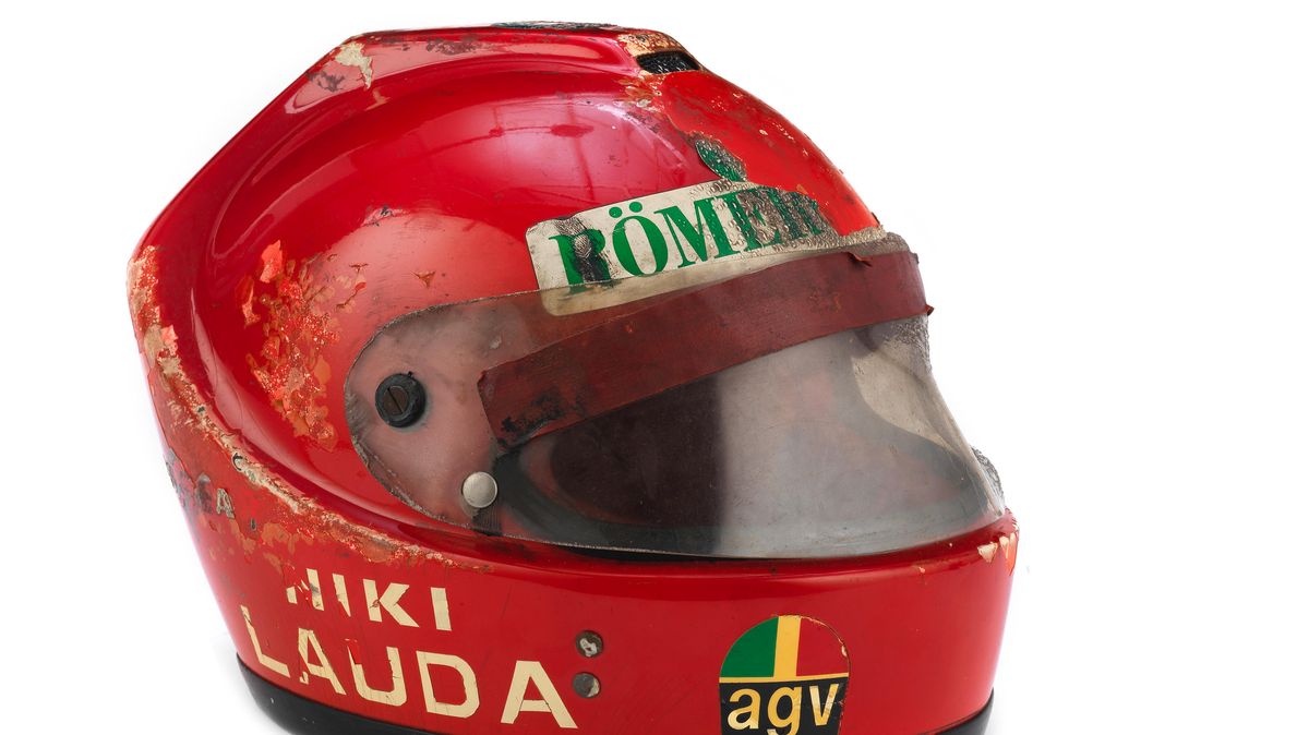Do aukce míří přilba, kterou měl Niki Lauda při osudné havárii na Nürburgringu